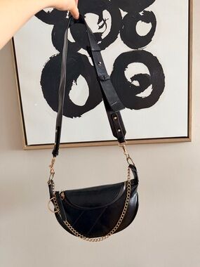 Black Crescent Shoulder Bag with Gold Chain Accent – Adjustable Strap